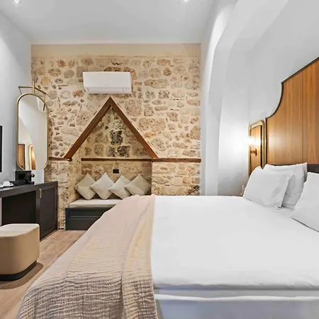 Belmondo Hare Old Town Hotel
