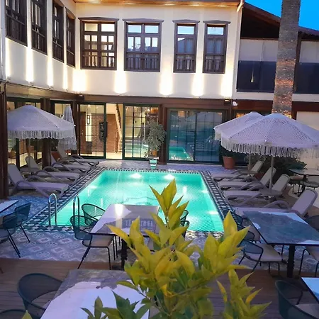 Belmondo Hare Old Town Hotel *