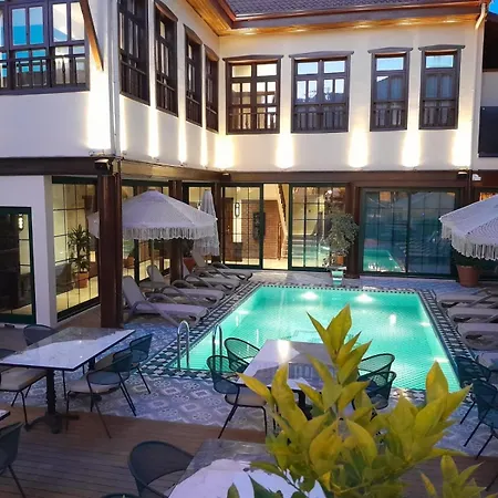 Belmondo Hare Old Town *