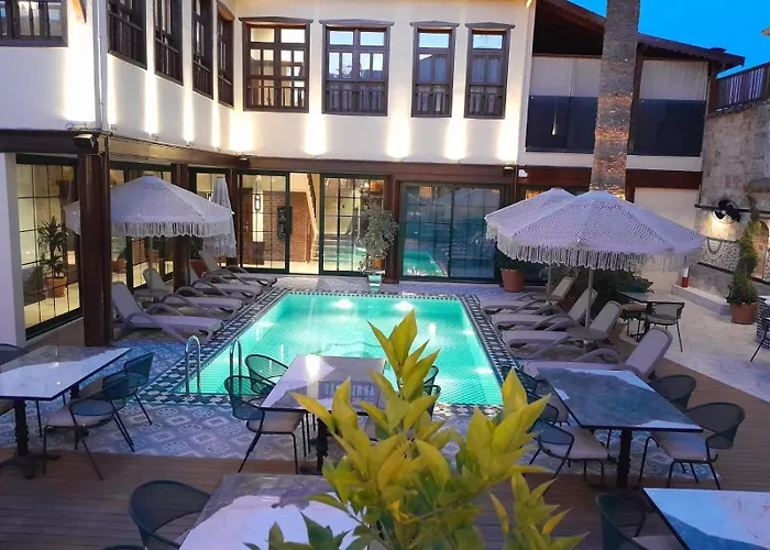 Belmondo Hare Old Town Hotel *